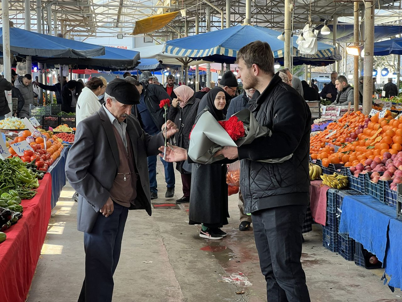 Büyükşehir Belediyesi’nden Kandil Sevinci: Vatandaşlara Karanfil Dağıtıldı - Sayfa 7