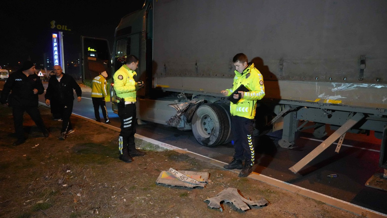 Tır ile Çarpışan Otomobil Takla Attı: 2 Kişi Yaralandı