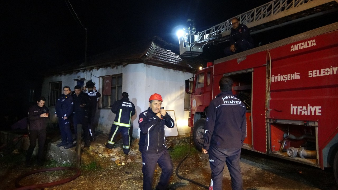 Antalya'da Gecekondu Yangını: Kadın ve Çocuklar Son Anda Kurtarıldı