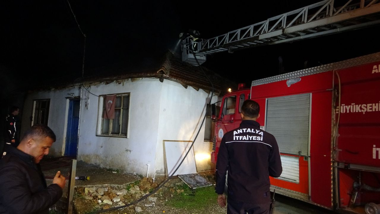 Antalya'da Gecekondu Yangını: Kadın ve Çocuklar Son Anda Kurtarıldı - Sayfa 6