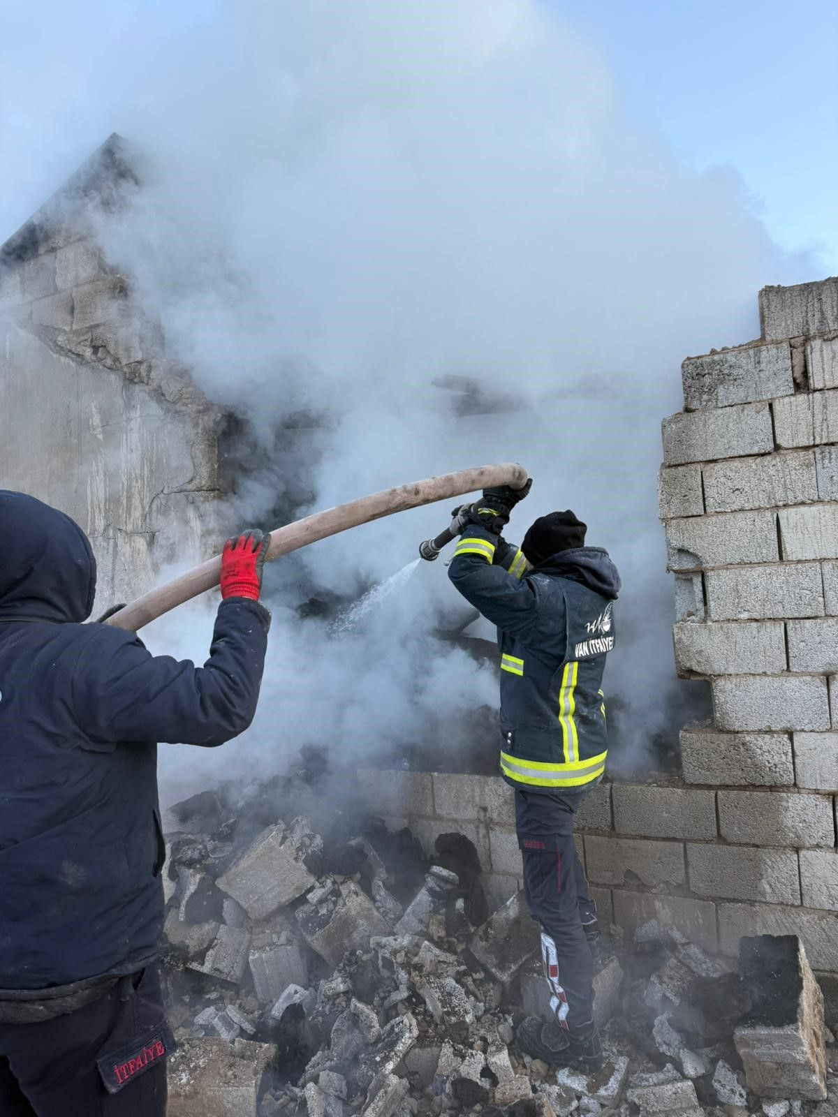 Van Çaldıran’da Ahır Yangını: Kullanılamaz Hale Geldi - Sayfa 5