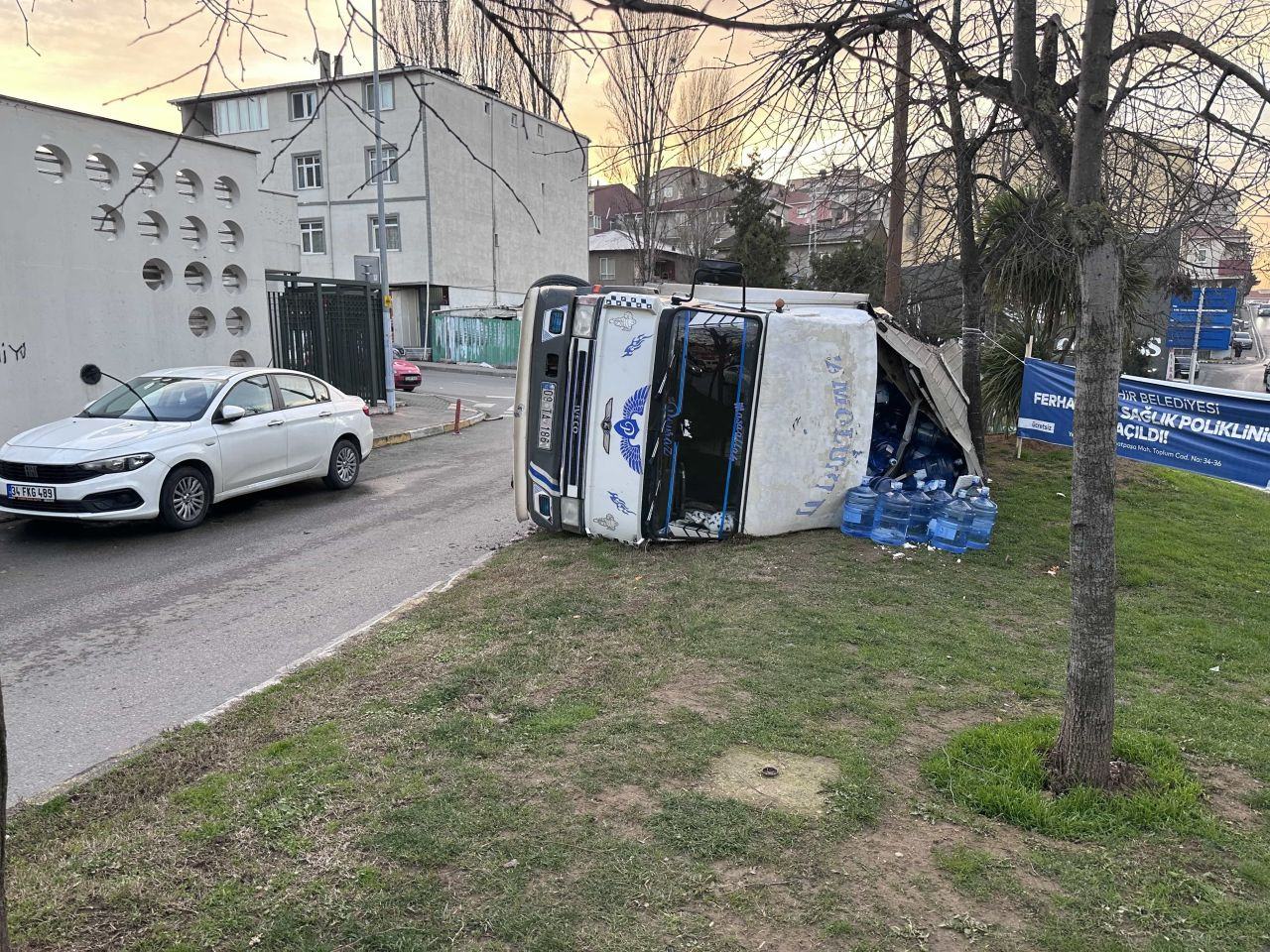 Ataşehir’de Freni Patlayan Kamyonet Devrildi - Sayfa 4