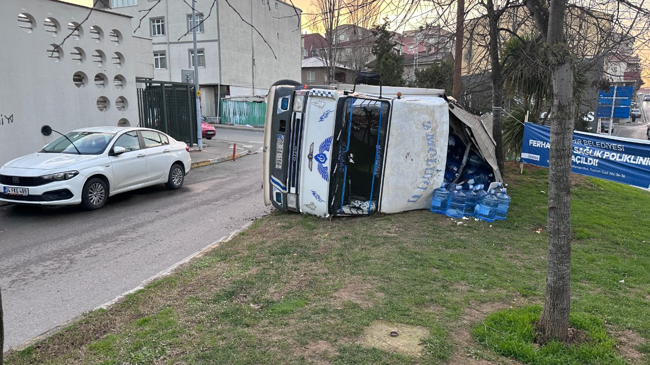 Ataşehir’de Freni Patlayan Kamyonet Devrildi