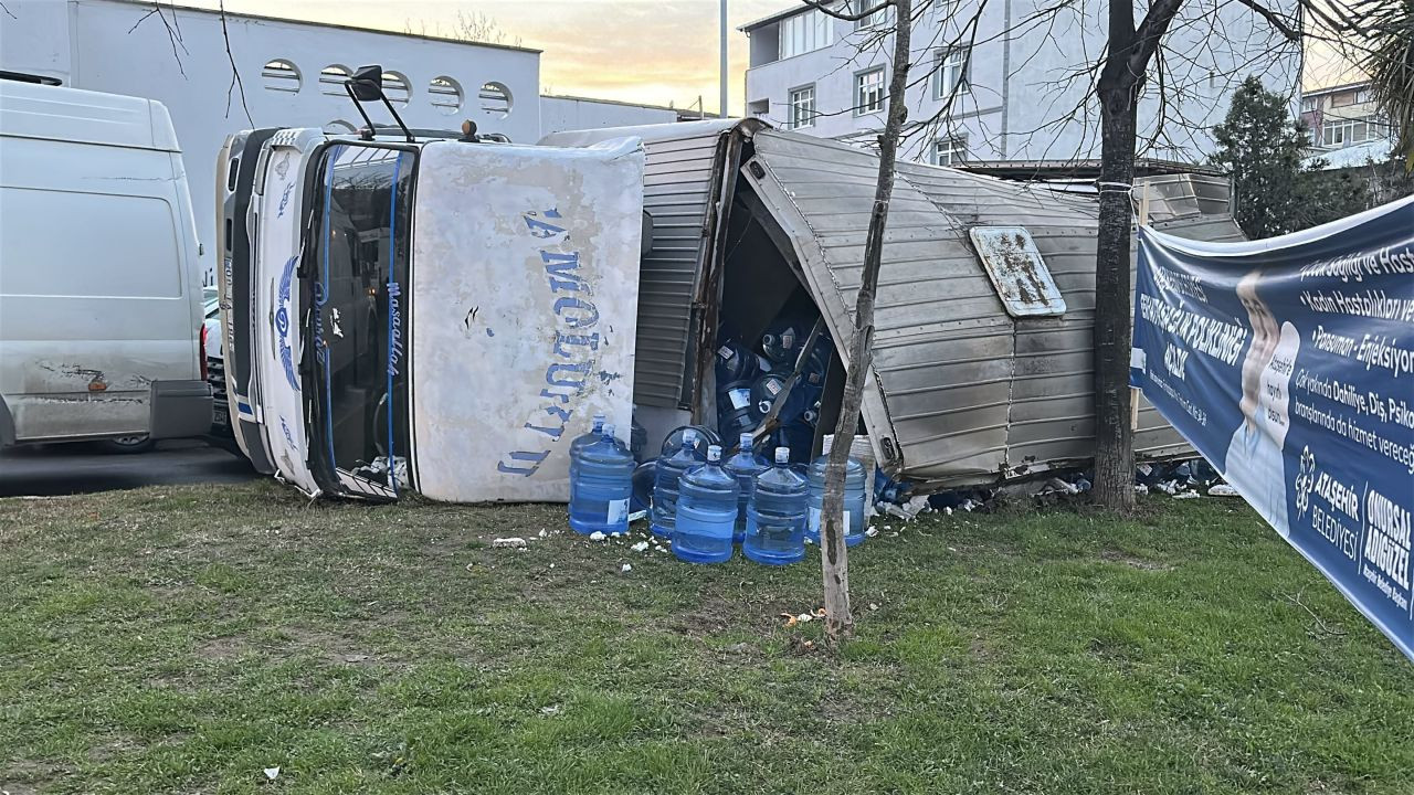 Ataşehir’de Freni Patlayan Kamyonet Devrildi - Sayfa 1