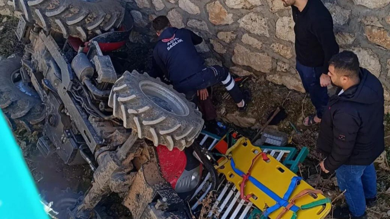 Siirt’te Traktör Dere Yatağına Devrildi: Sürücü Yaralandı