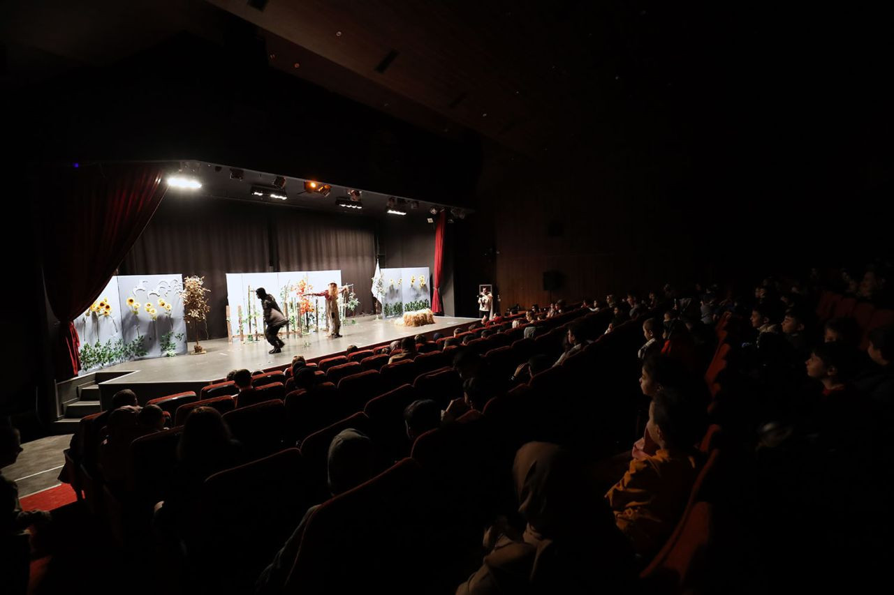 Büyükşehir Belediyesi'nden Miniklere Muhteşem Tiyatro! "Cesur Korkuluk Kuki" Sahnelendi - Sayfa 3