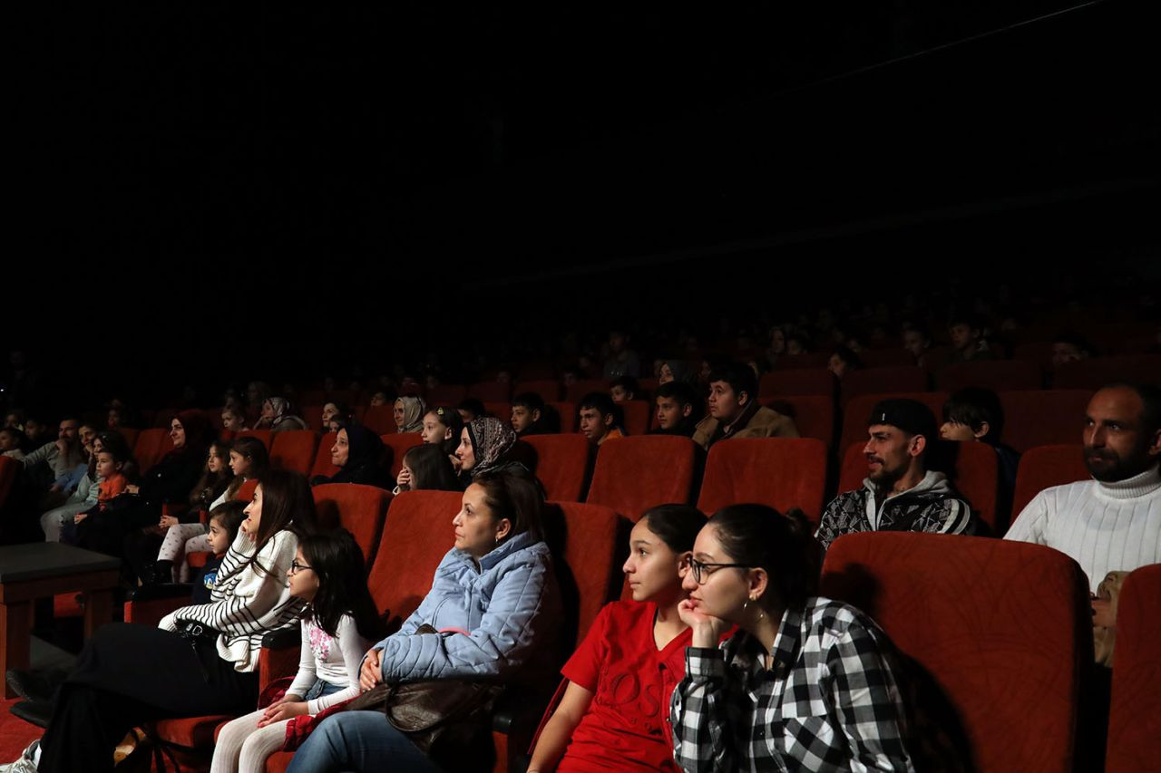Büyükşehir Belediyesi'nden Miniklere Muhteşem Tiyatro! "Cesur Korkuluk Kuki" Sahnelendi - Sayfa 5