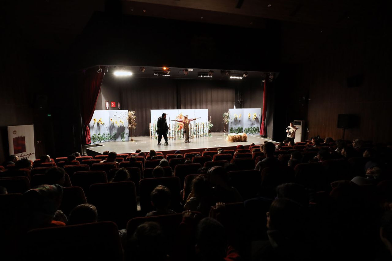 Büyükşehir Belediyesi'nden Miniklere Muhteşem Tiyatro! "Cesur Korkuluk Kuki" Sahnelendi - Sayfa 4