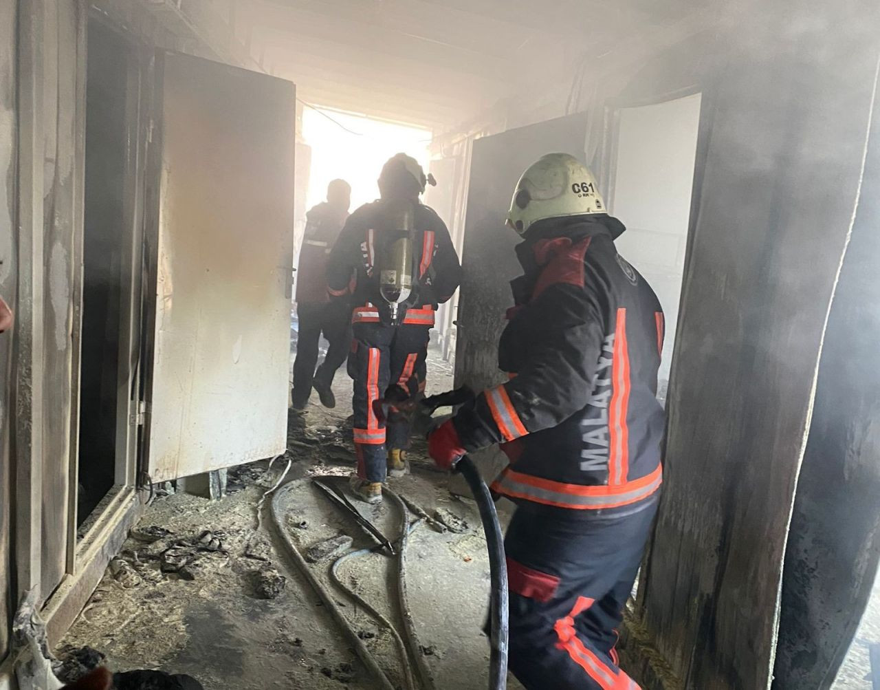 Malatya’da Şantiye Yangını! İşçilerin Kaldığı Konteynerler Alev Aldı: 4 Yaralı - Sayfa 1