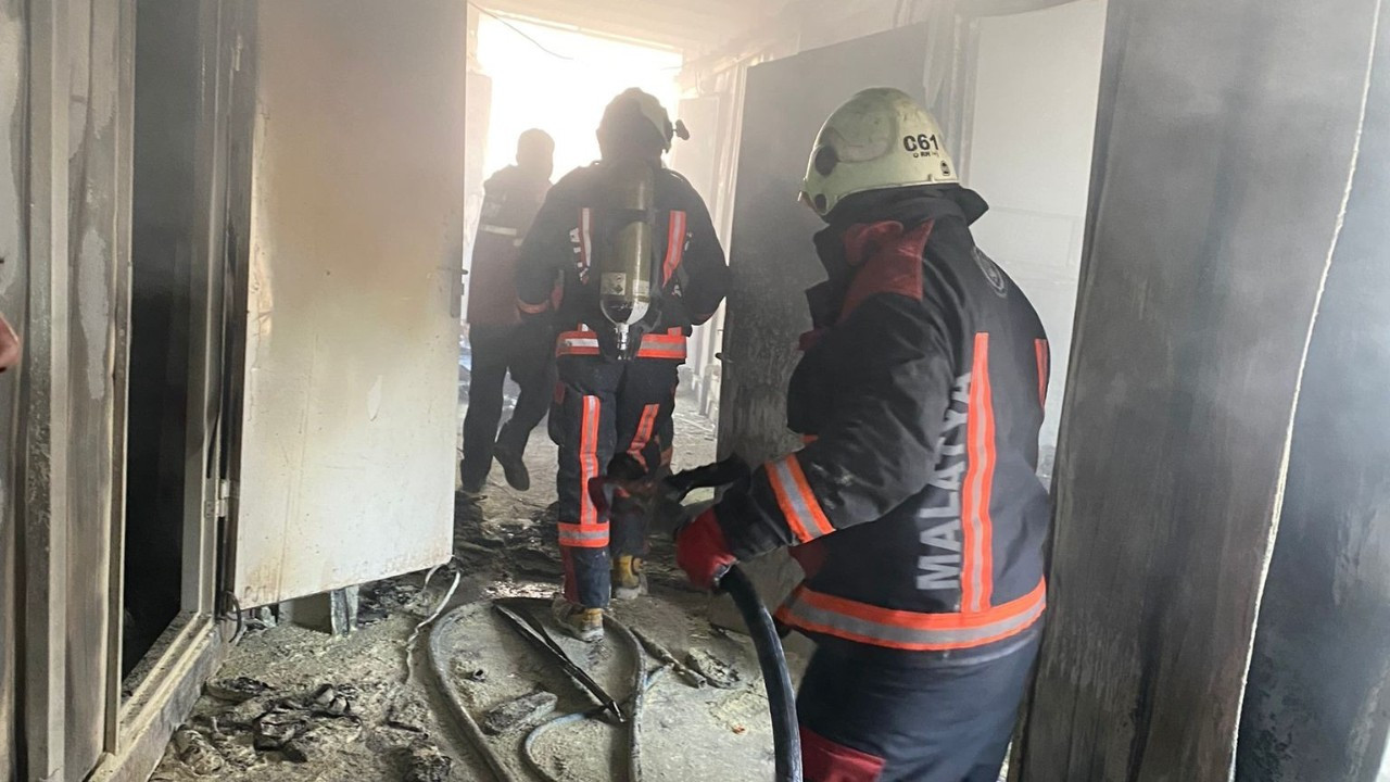 Malatya’da Şantiye Yangını! İşçilerin Kaldığı Konteynerler Alev Aldı: 4 Yaralı