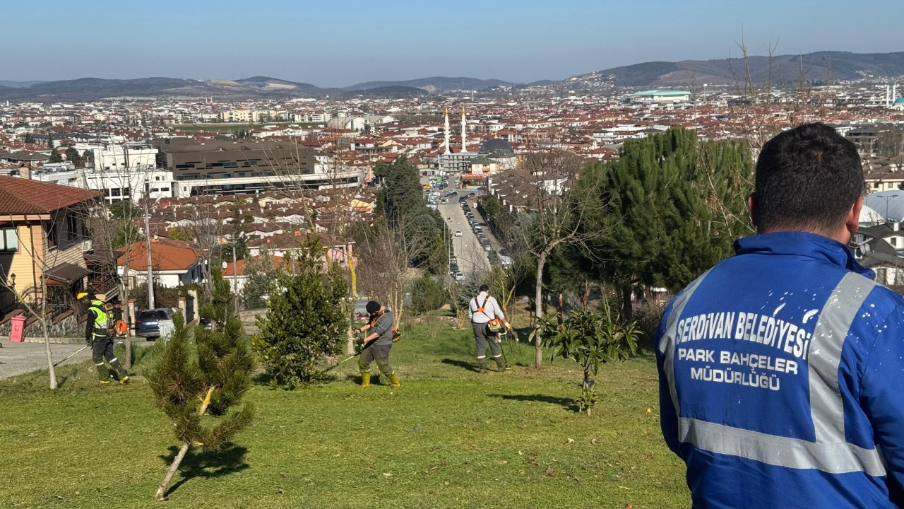 Serdivan Belediyesi’nden Park ve Yeşil Alanlara Bahar Bakımı