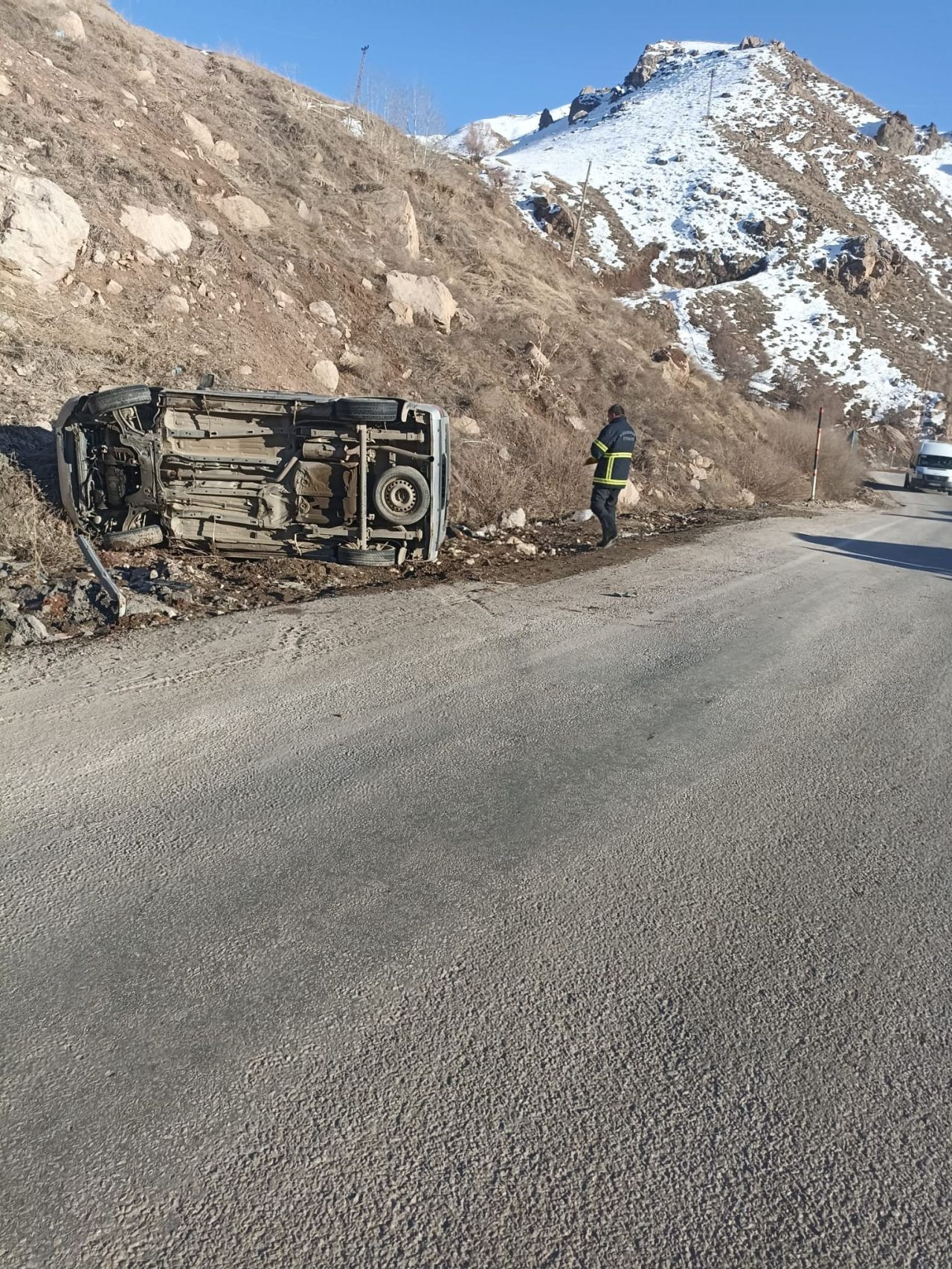 Hakkari’de Hafif Ticari Araç Yan Yattı! 2 Kişi Yaralandı - Sayfa 2