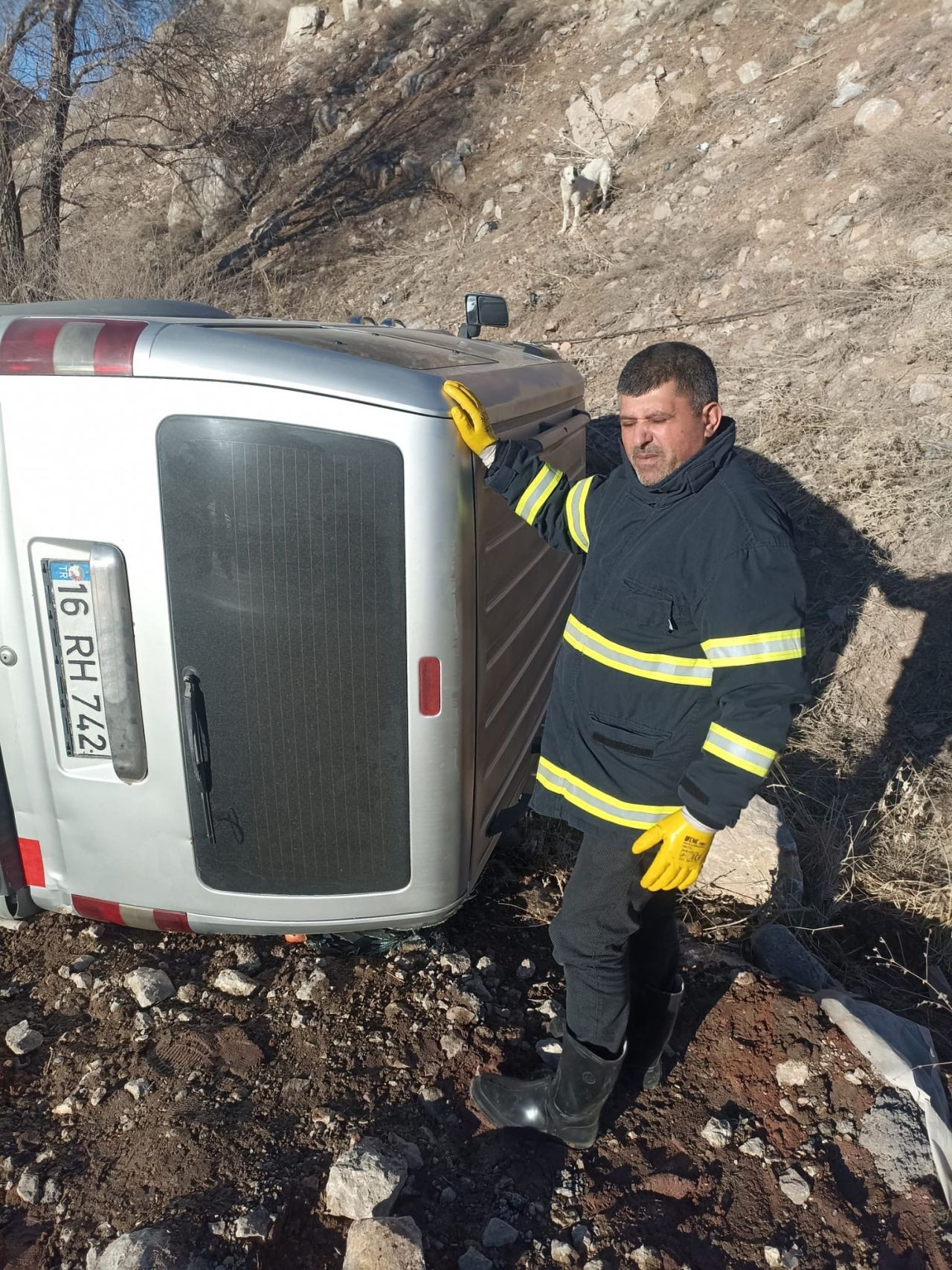 Hakkari’de Hafif Ticari Araç Yan Yattı! 2 Kişi Yaralandı - Sayfa 1