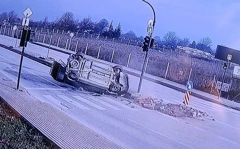 Bursa’da İki Otomobil Çarpıştı, 4 Kişi Yaralandı - Sayfa 6