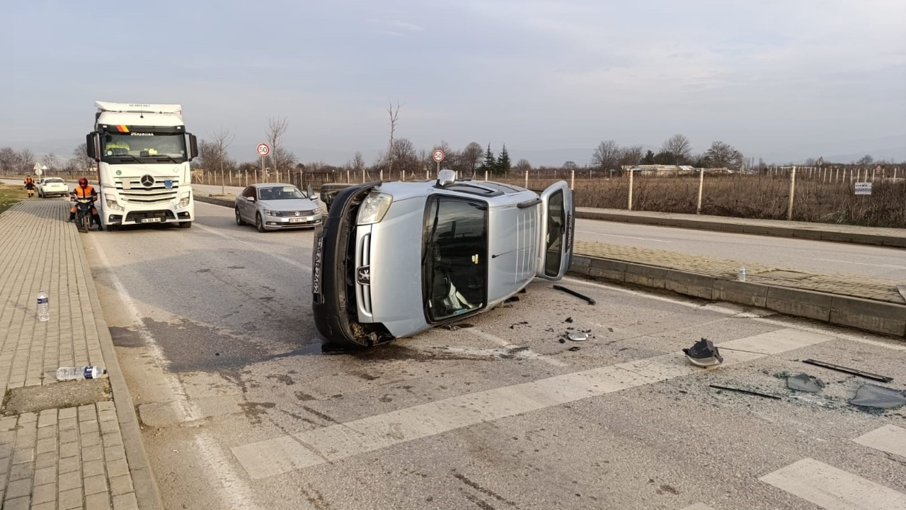 Bursa’da İki Otomobil Çarpıştı, 4 Kişi Yaralandı