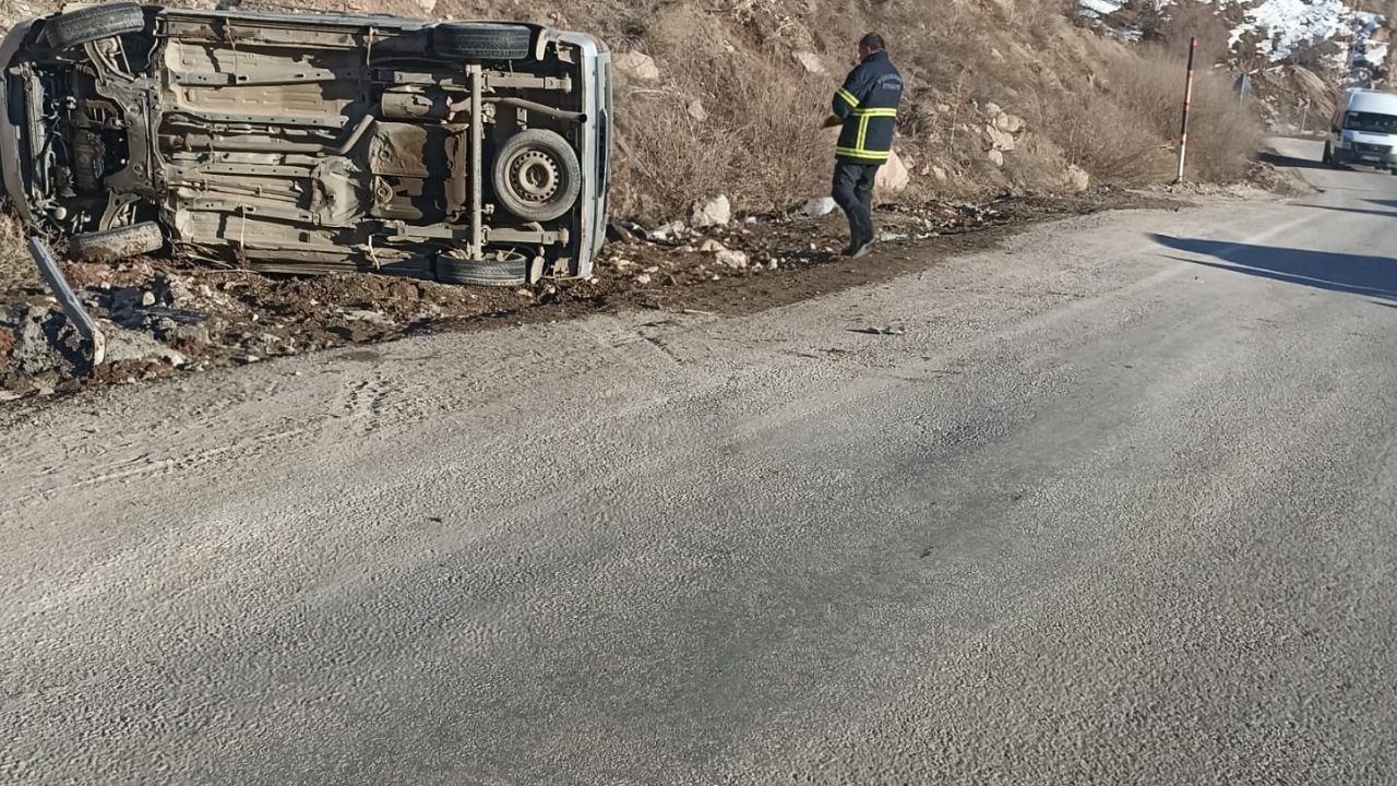Hakkari’de Hafif Ticari Araç Yan Yattı! 2 Kişi Yaralandı