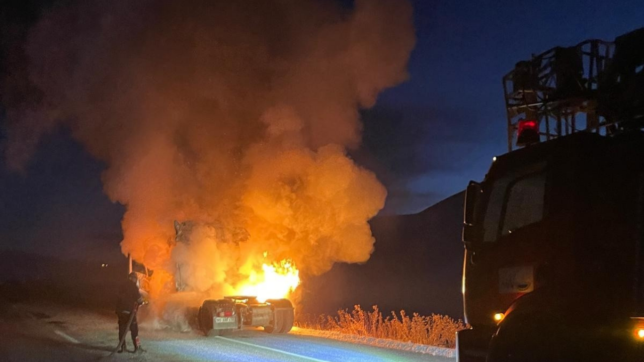 Van’da Seyir Halindeki Tır Alevlere Teslim Oldu