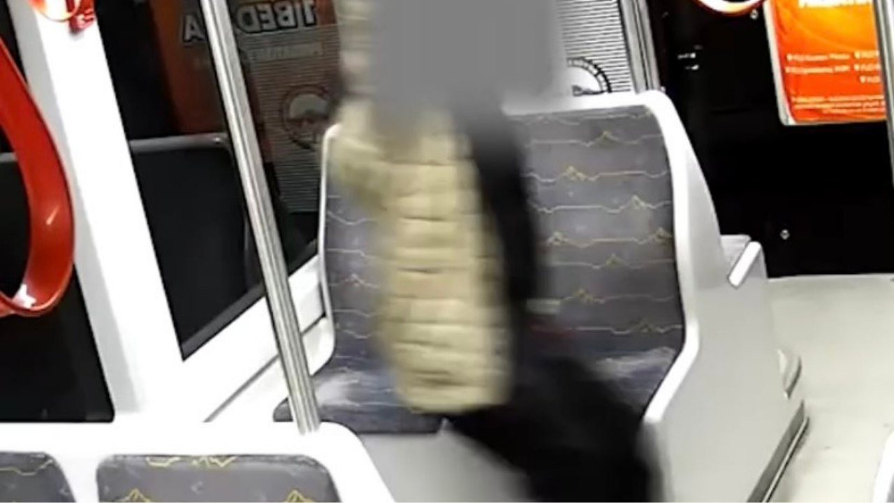 Kayseri’de Tramvaya Çirkin Saldırı! Camları Kırıp Tutamakları Kestiler