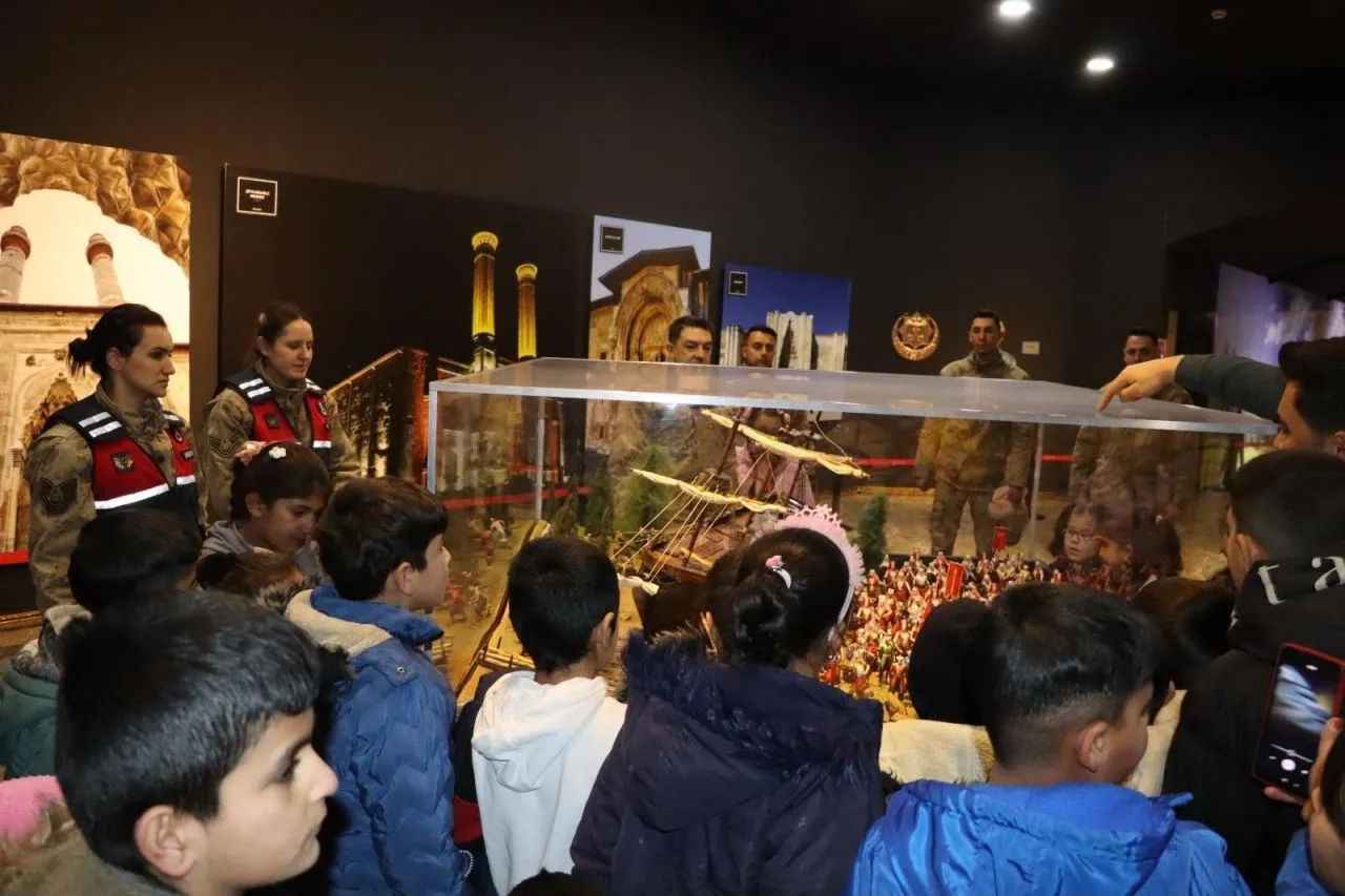 Malazgirt’te Jandarmadan Öğrencilere Tarih Dolu Kültür Gezisi