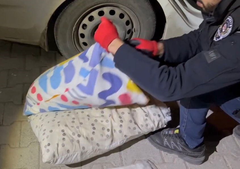 Malatya’da Şok Baskın! Yastık İçinde 2 Kiloya Yakın Uyuşturucu Yakalandı - Sayfa 2