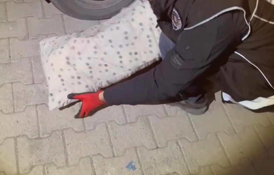 Malatya’da Şok Baskın! Yastık İçinde 2 Kiloya Yakın Uyuşturucu Yakalandı - Sayfa 3