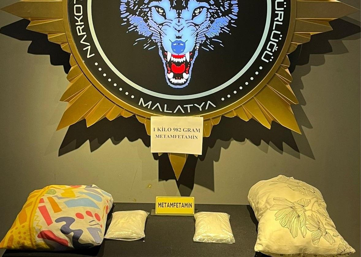 Malatya’da Şok Baskın! Yastık İçinde 2 Kiloya Yakın Uyuşturucu Yakalandı - Sayfa 1