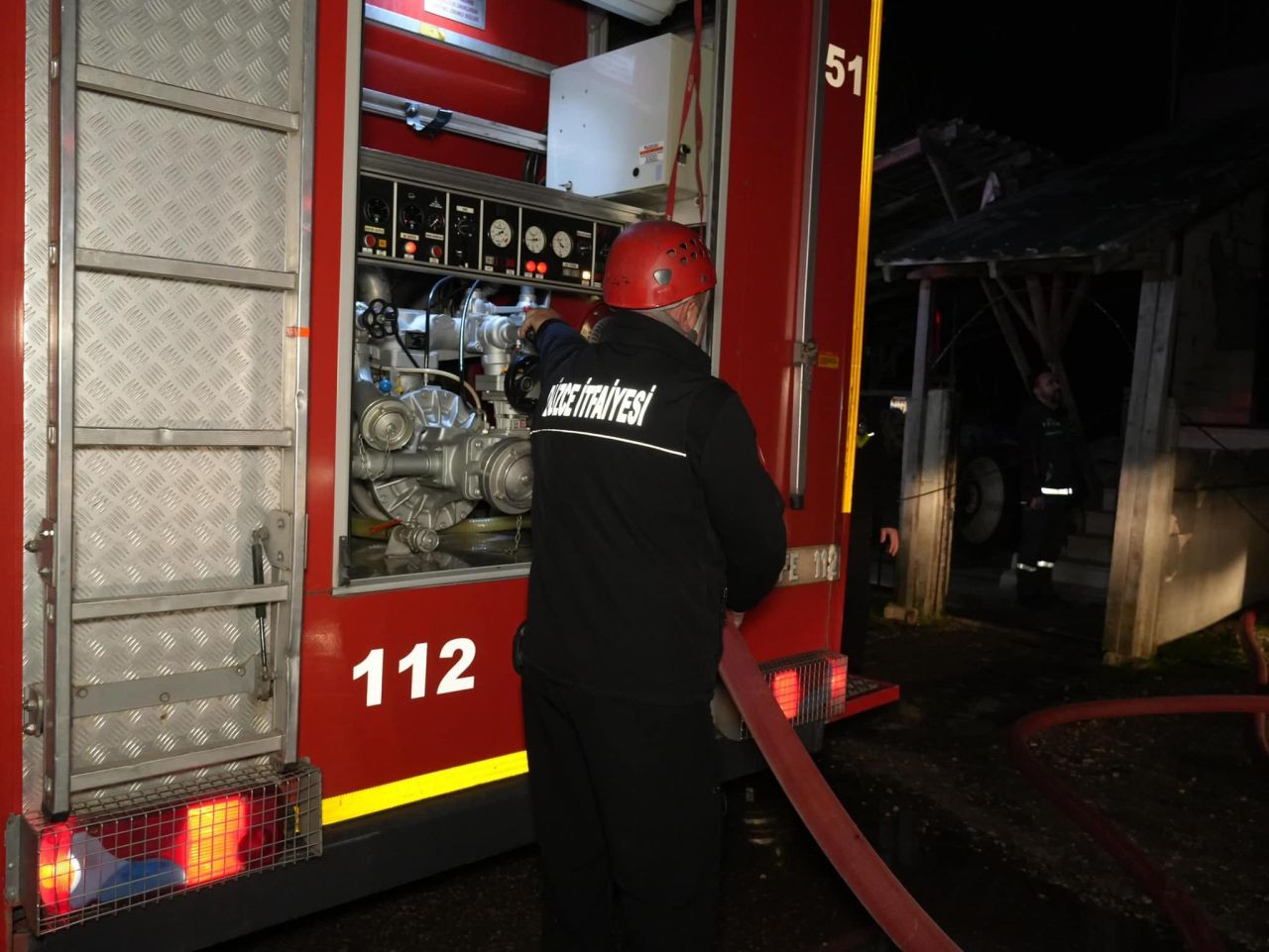 Düzce'de Korkutan Yangın! 2 Katlı Evde Büyük Hasar, İtfaiye Zamanında Müdahale Etti - Sayfa 4