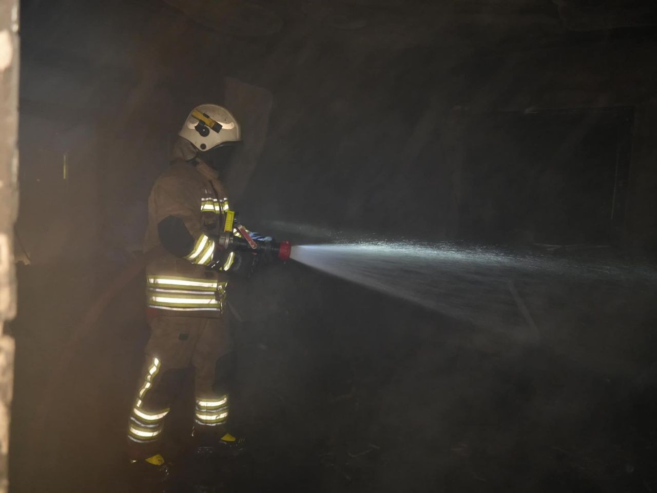 Düzce'de Korkutan Yangın! 2 Katlı Evde Büyük Hasar, İtfaiye Zamanında Müdahale Etti - Sayfa 1