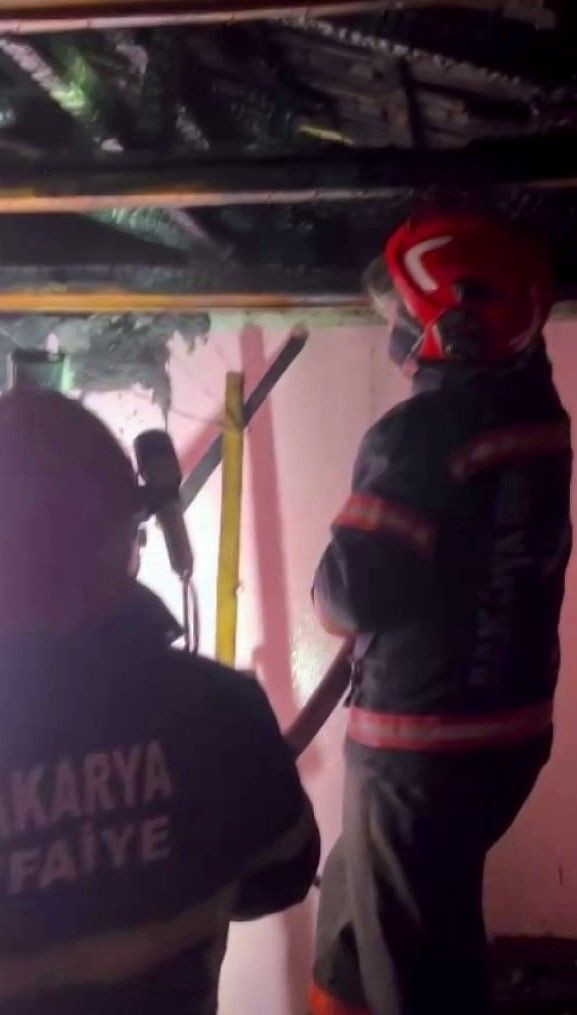 Erenler'de Yangın! İki Katlı Ev Alevlere Teslim Oldu - Sayfa 1