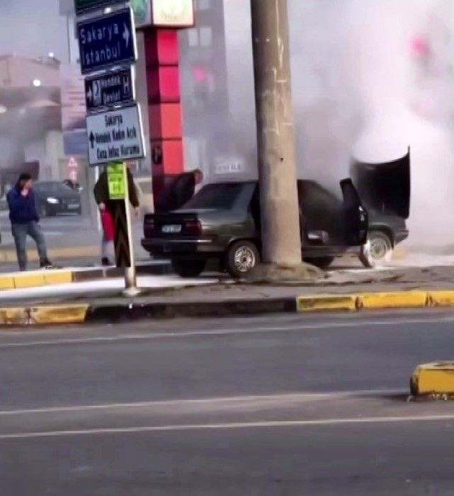 Hendek'te Otomobil Alevlere Teslim Oldu: Vatandaşlar Yangın Tüpleriyle Müdahale Etti! - Sayfa 1