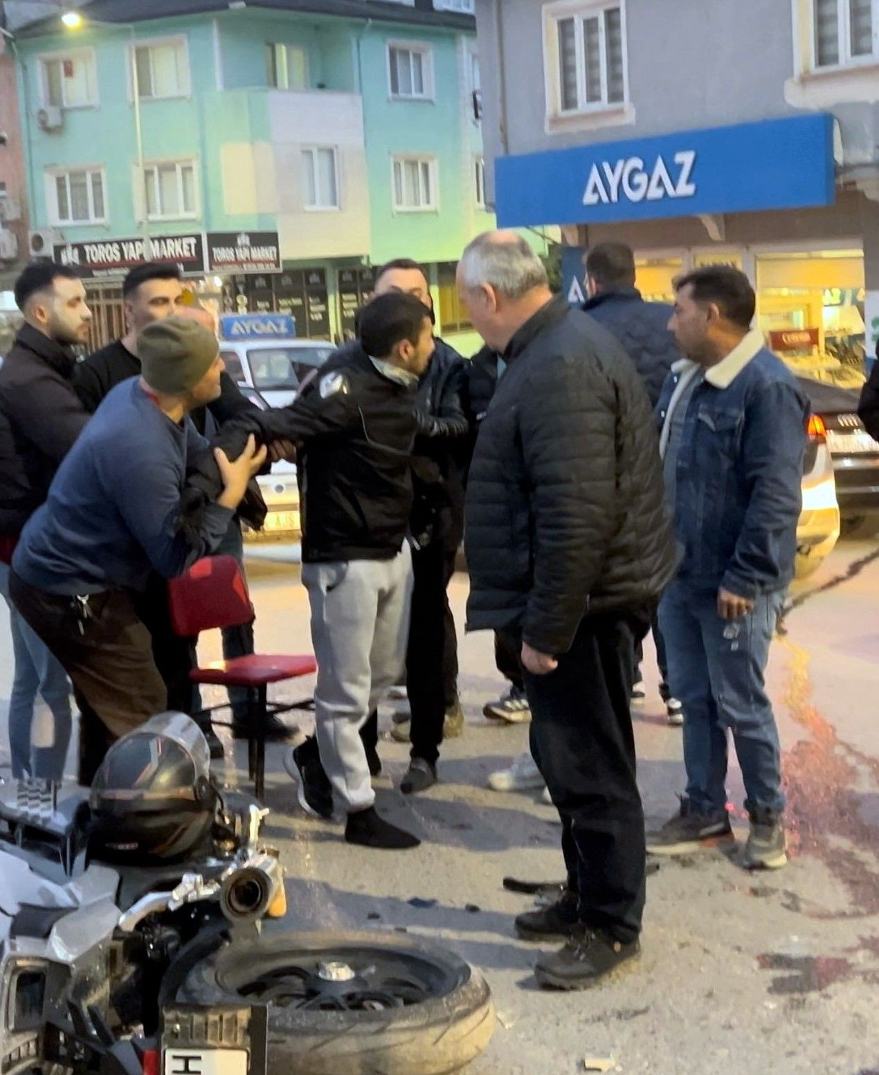 Kaynarca'da Kaza Sonrası Skandal Anlar: Yaralı Motosiklet Sürücüsü, '300 Bin TL Gitti' Diyerek Saldırmaya Çalıştı! - Sayfa 1