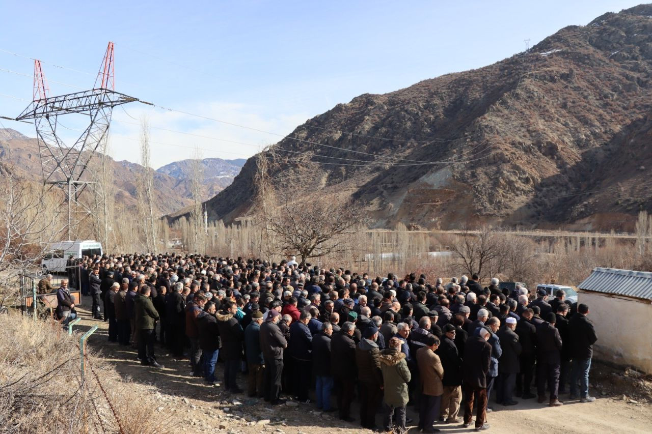 Erzurum’da Acı Gün: Amca ve Yeğen Aynı Gün Toprağa Verildi - Sayfa 1