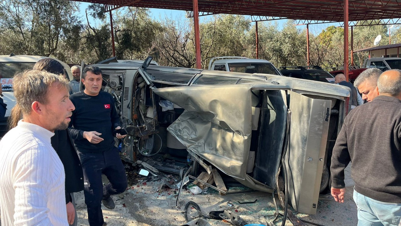 Mersin'de Kontrolden Çıkan Otomobil Takla Attı: 2 Yaralı