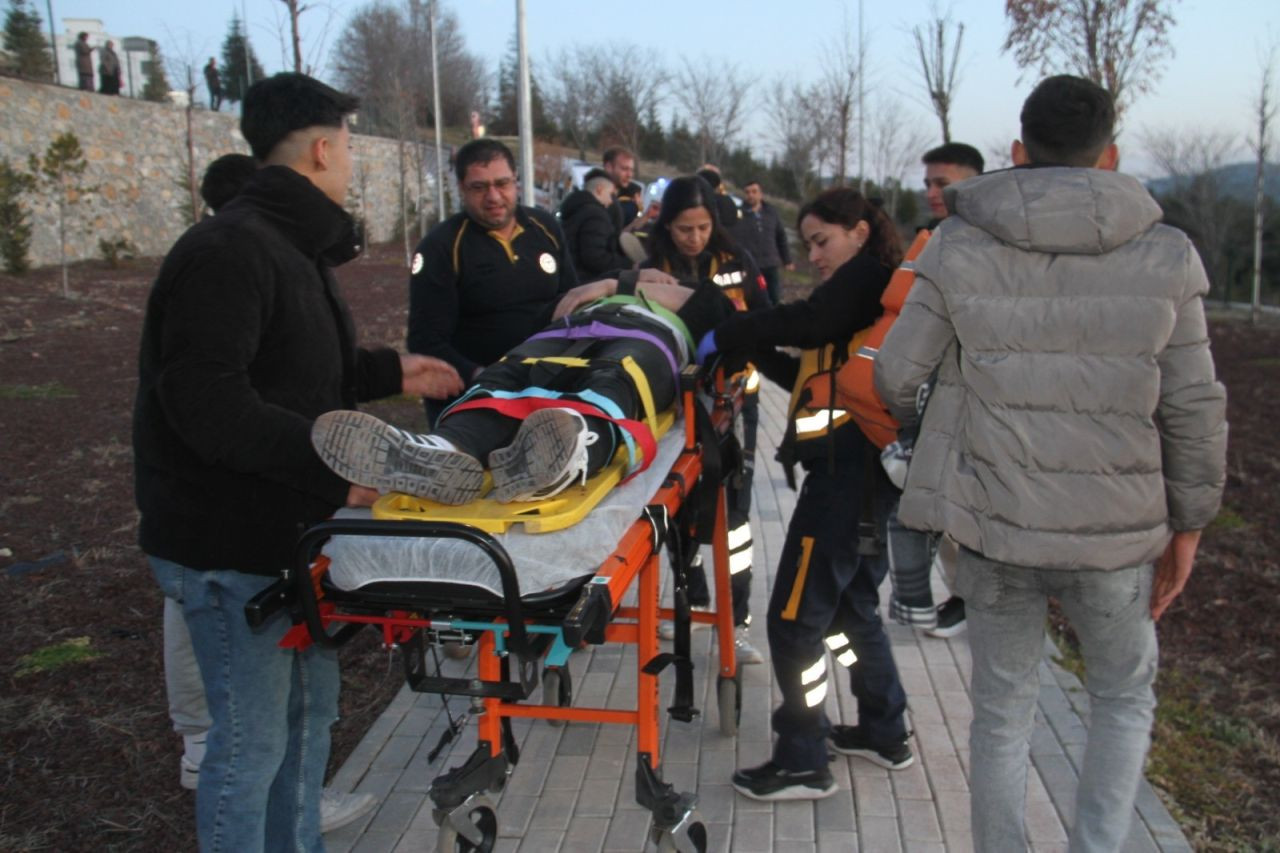 Konya’da Seyir Tepesinde Fotoğraf Çekerken Düşen 2 Kişi Yaralandı - Sayfa 1