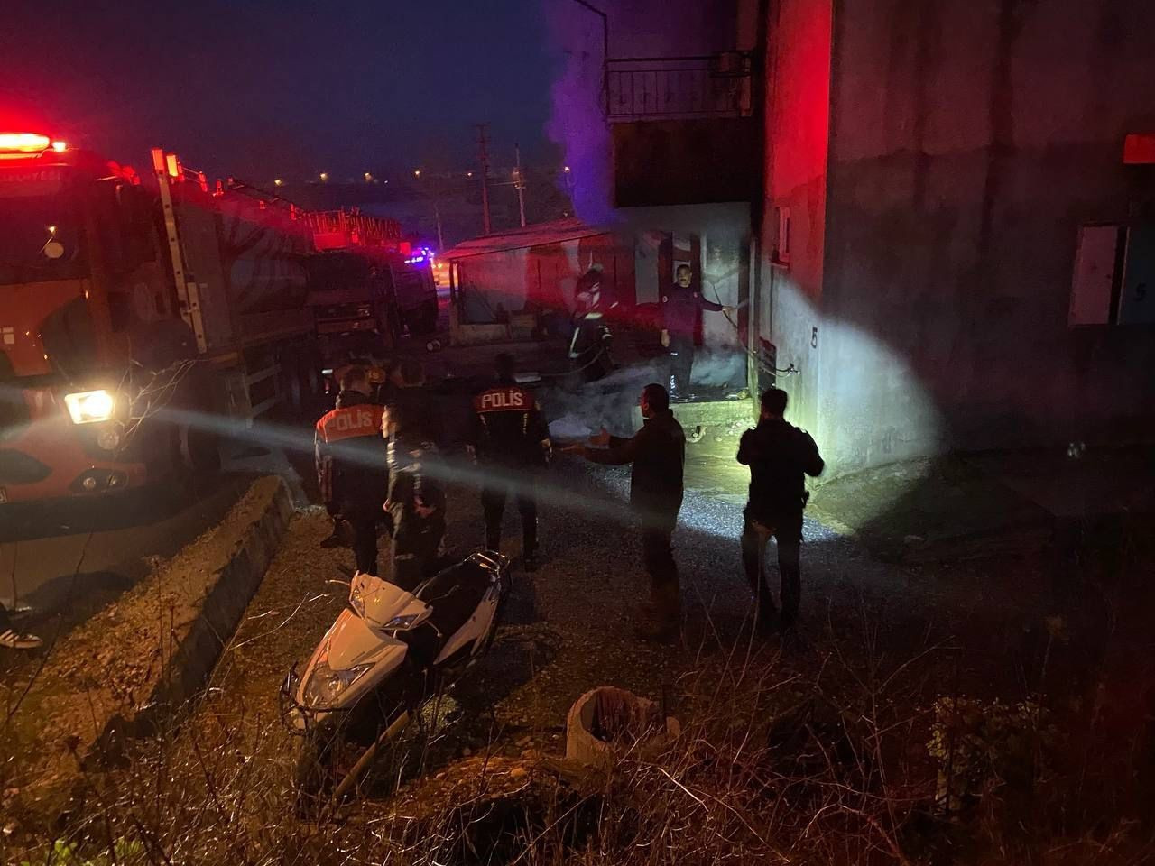 Antalya’da Babasının Evini Yaktı: İtfaiyeye Av Tüfeğiyle Engel Oldu - Sayfa 1