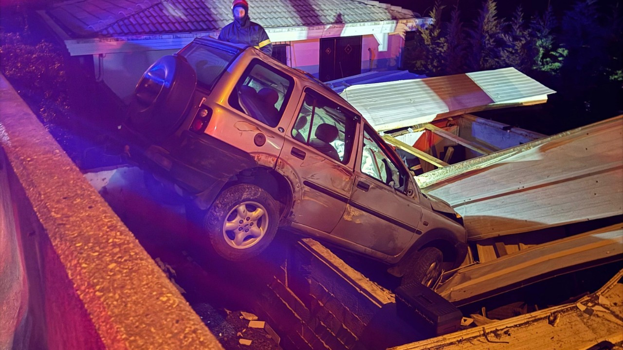 Ordu’da Kontrolden Çıkan Cip Elektrik Panosuna Çarptı: 2 Kişi Yaralandı