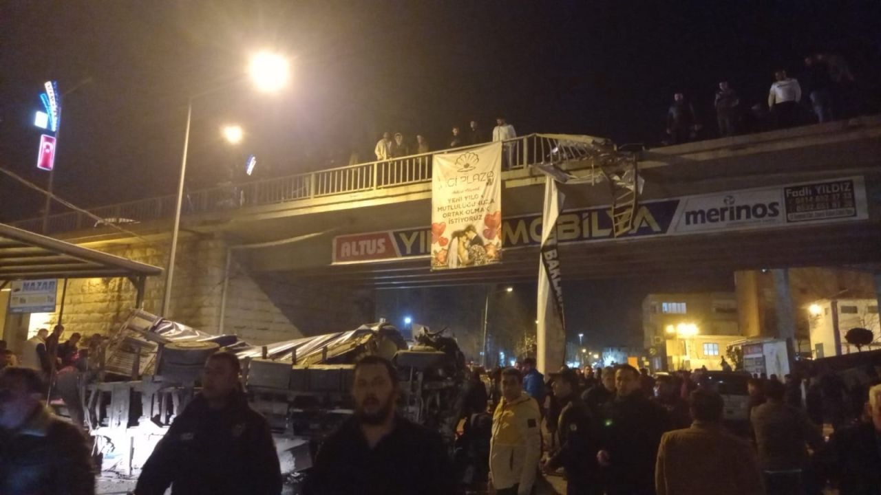 Şanlıurfa’da Freni Boşalan Kamyon Köprüden Uçtu: Ölü ve Yaralılar Var - Sayfa 1