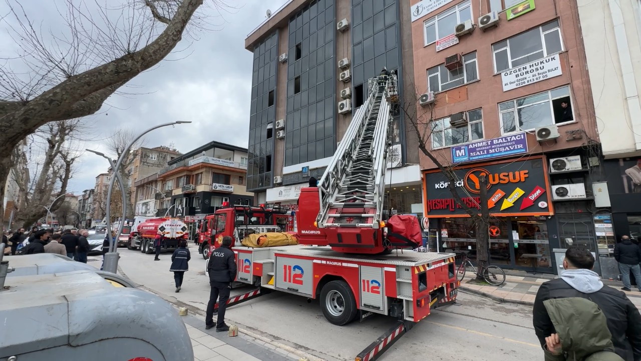 Yalova’da İş Hanında Yangın! 2 Kişi Dumandan Etkilendi