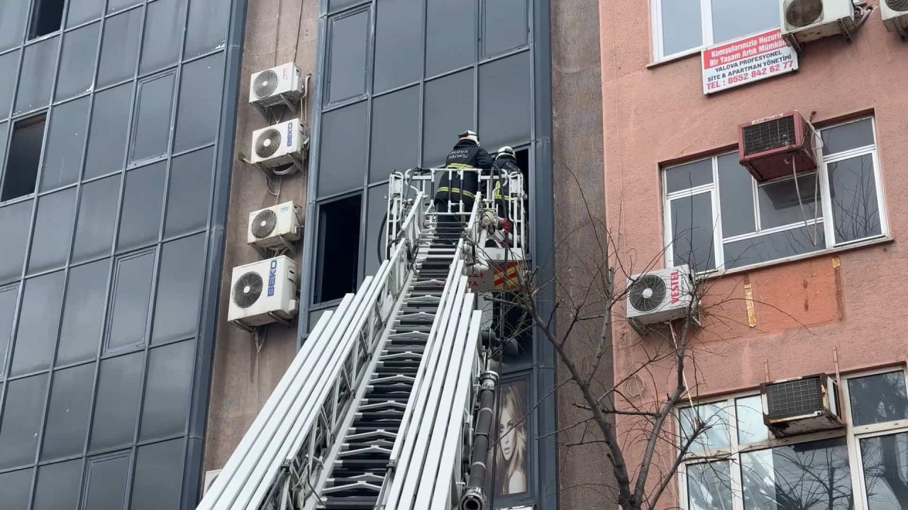Yalova’da İş Hanında Yangın! 2 Kişi Dumandan Etkilendi - Sayfa 6