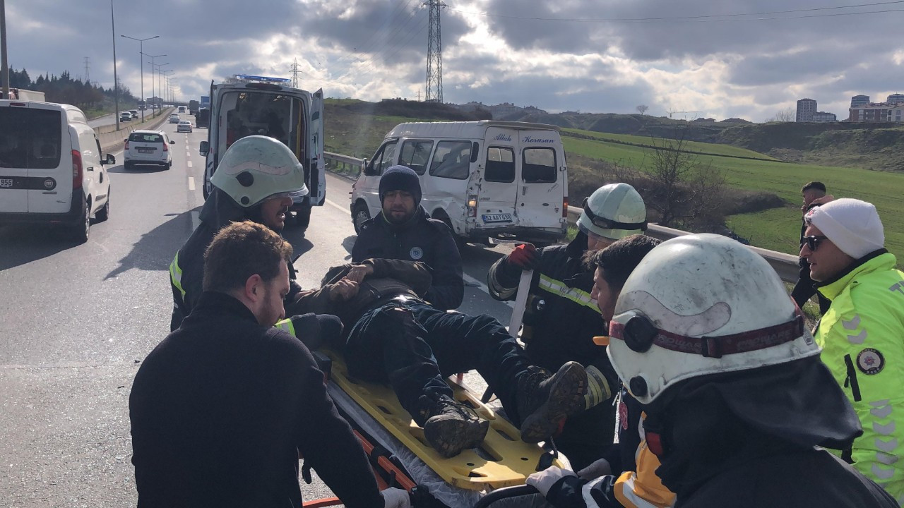 Çorlu’da Minibüs Kazası! Araçta Sıkışan Sürücüyü İtfaiye Kurtardı