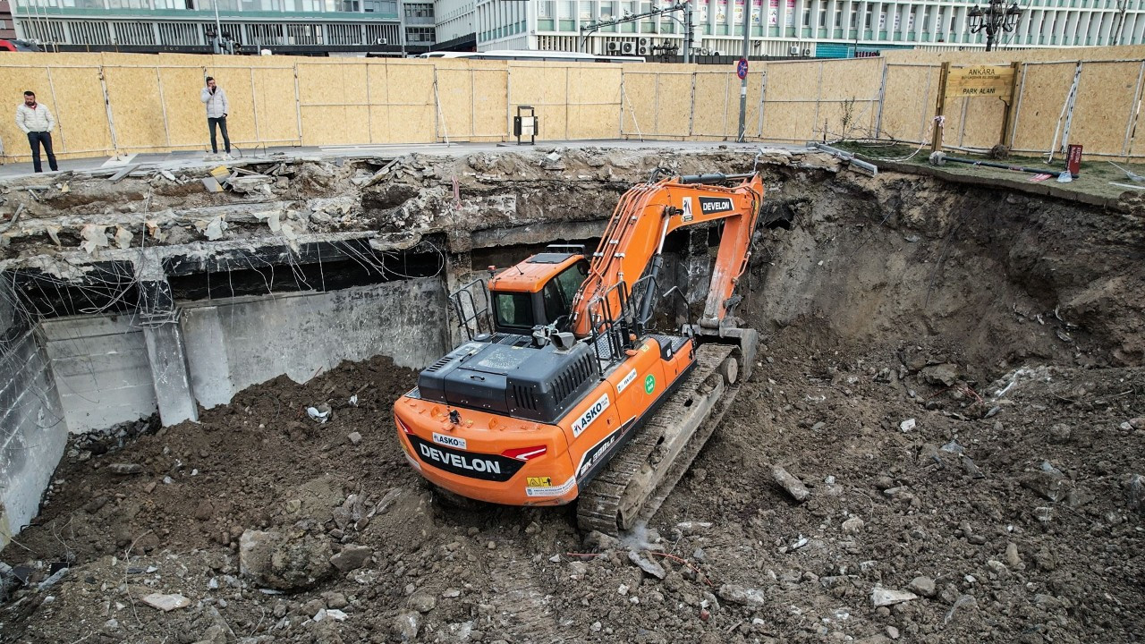 Ankara’da Yüzüncü Yıl Meydanı’nda Göçük!