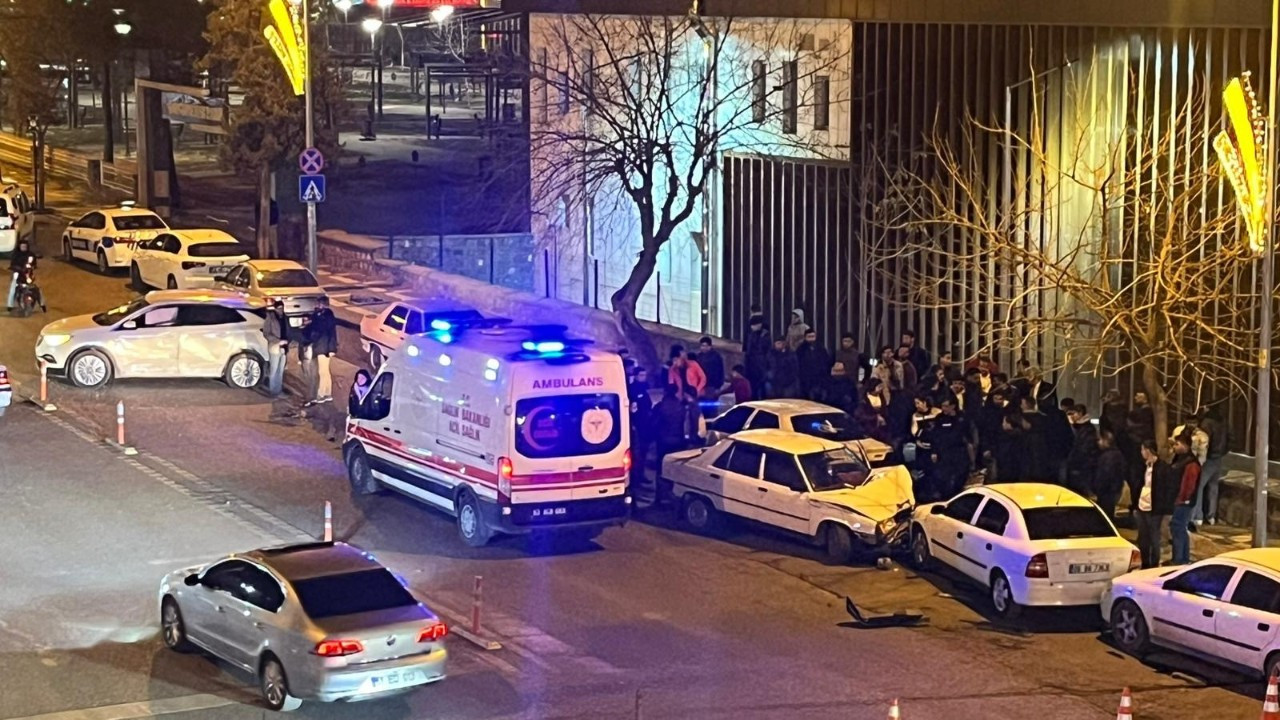Siverek’te Kontrolden Çıkan Otomobil Park Halindeki Araçlara Çarptı