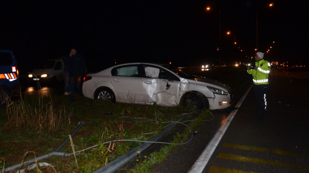 Aydınlatma Direğine Çarpan Araç 3 Kişiyi Yaraladı