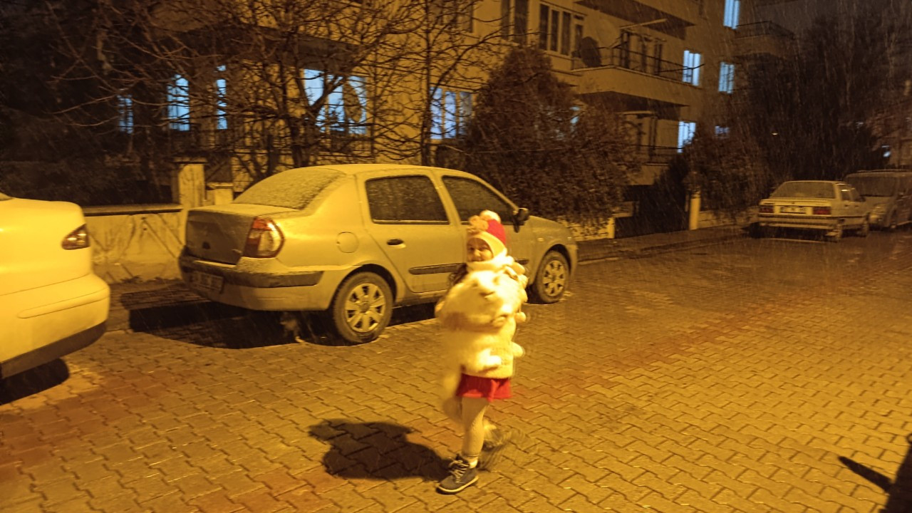 Afyonkarahisar’da Beklenen Kar Yağışı Başladı! İlçelerde de Etkili Oluyor