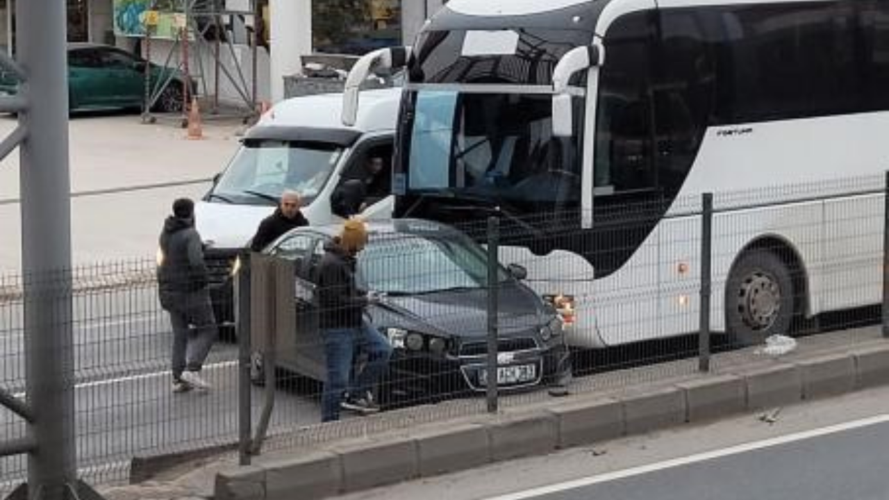 Yalova’da Servis Otobüsü ile Otomobil Çarpıştı: Trafik Kilitlendi