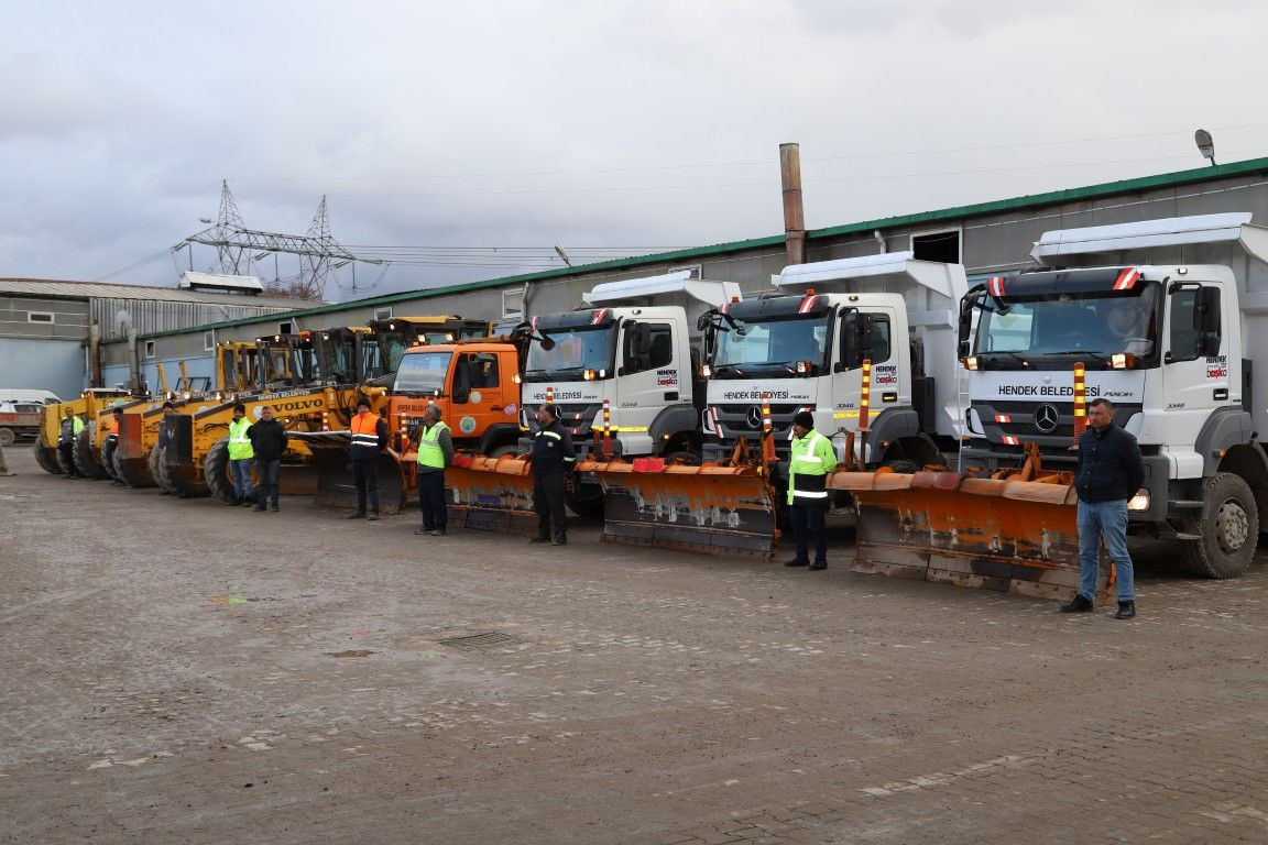 Hendek Belediyesi Karla Mücadeleye Hazır! Ekipler 7/24 Sahada - Sayfa 1