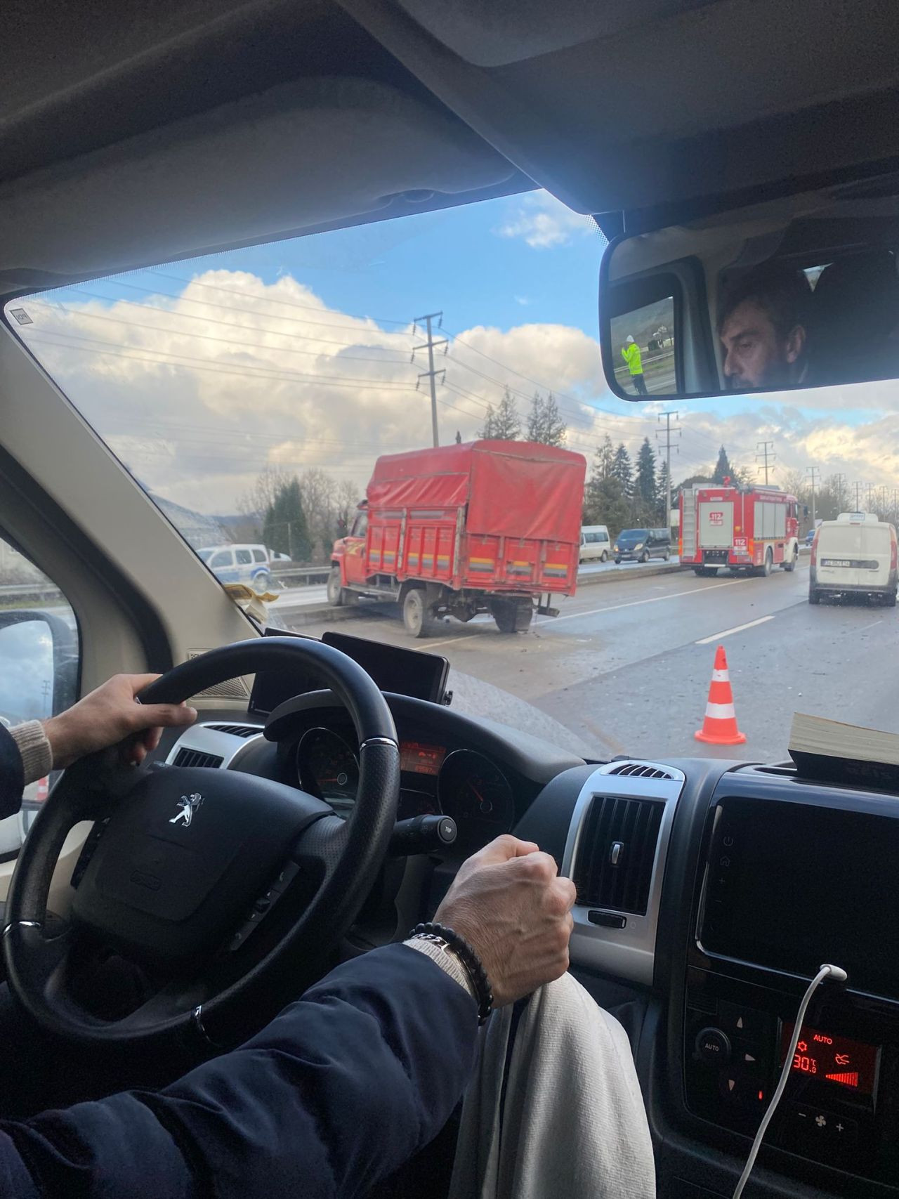 Hendek D-100 Karayolu'nda Zincirleme Kaza! Araçlar Hasar Aldı - Sayfa 1