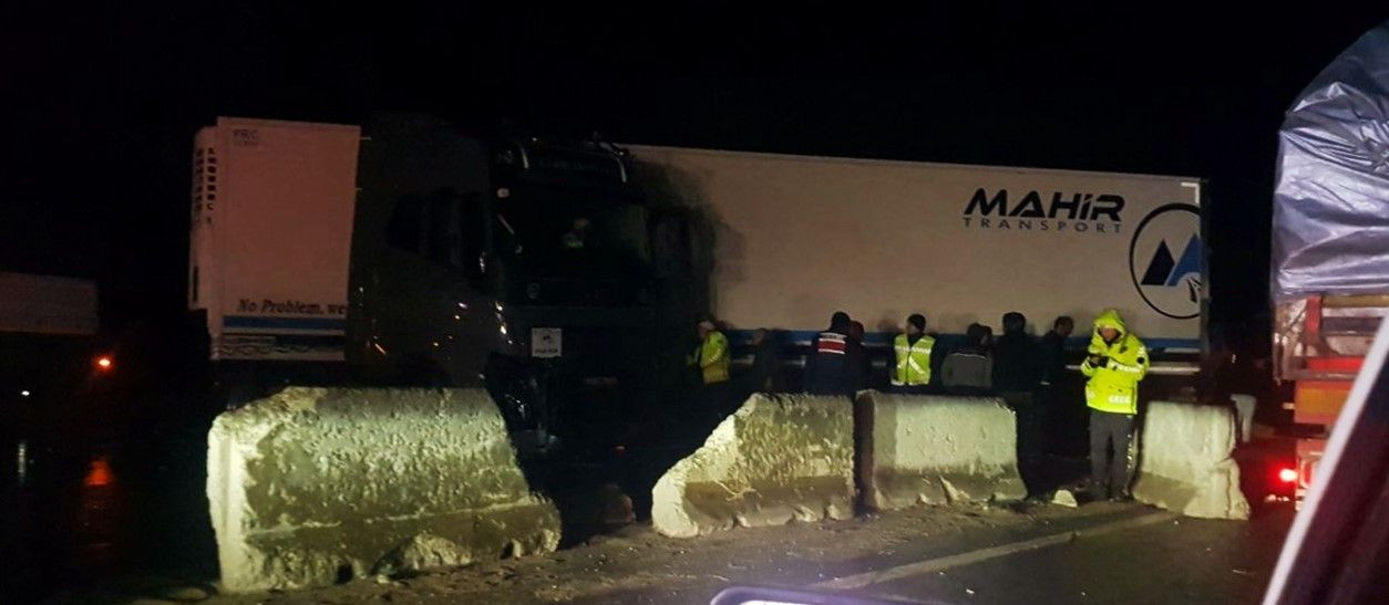 Geyve'de Feci Kaza! 3 Tırın Karıştığı Çarpışmada Uzun Araç Kuyrukları Oluştu! - Sayfa 6