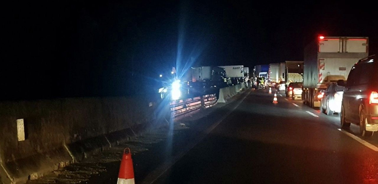 Geyve'de Feci Kaza! 3 Tırın Karıştığı Çarpışmada Uzun Araç Kuyrukları Oluştu! - Sayfa 5