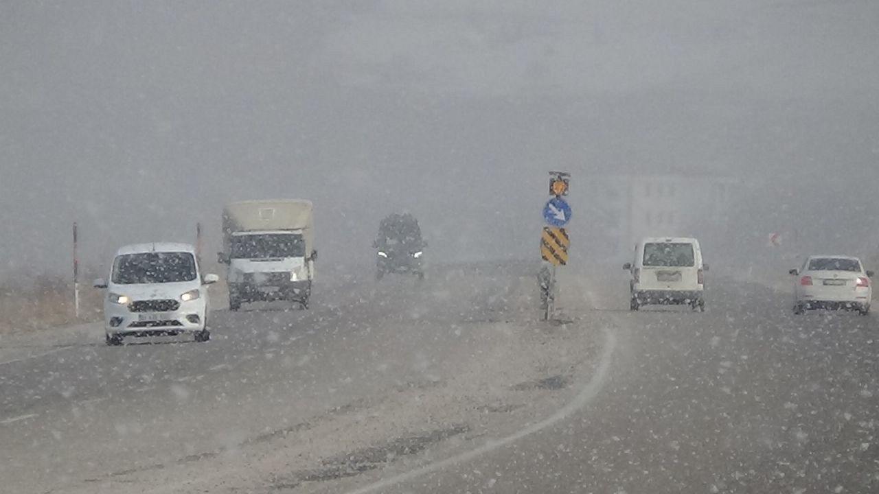 Van'da Kar Yağışı Sürücülere Zor Anlar Yaşattı - Sayfa 1